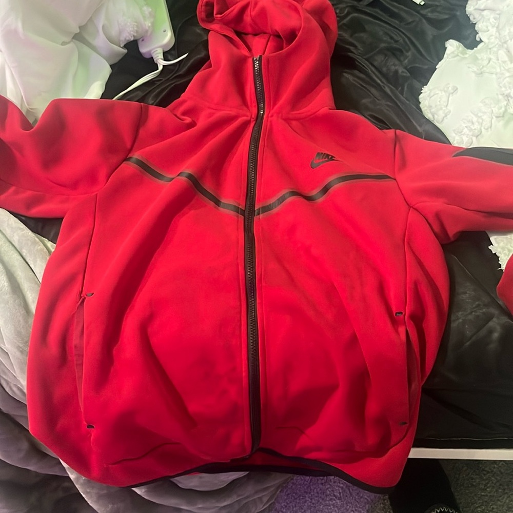 RED NIKE TECH
